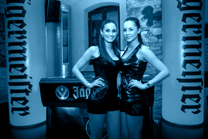 Zwei Damen promoten Jägermeister bei einem Clubevent mihilfe einer JUSTINCASE Bar in Tschechien