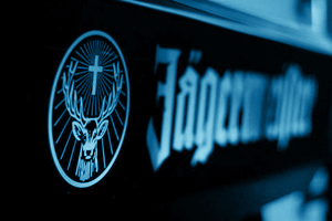 Hinterleuchtetes Logo von Jägermeister auf dem Tresen der JUSTINCASE Bar